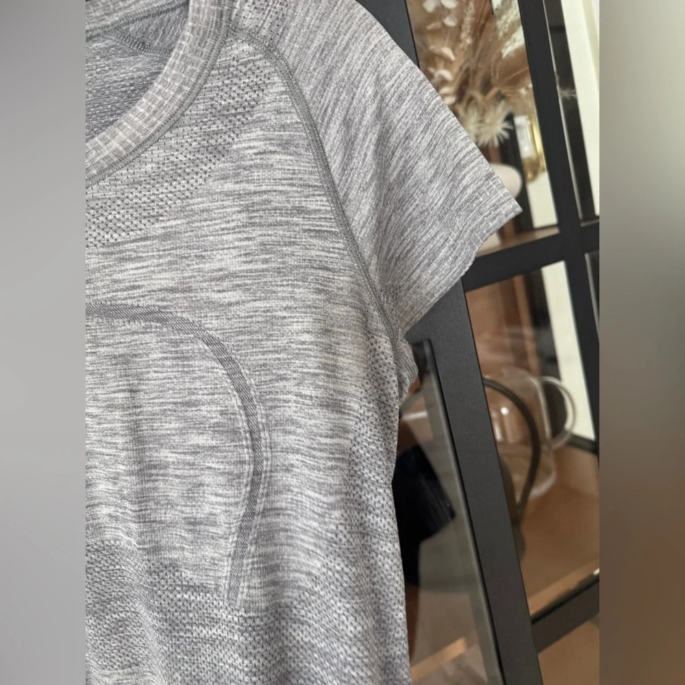 Lululemon Swiftly Tech Short Sleeve Crew tee Slate White workout running train